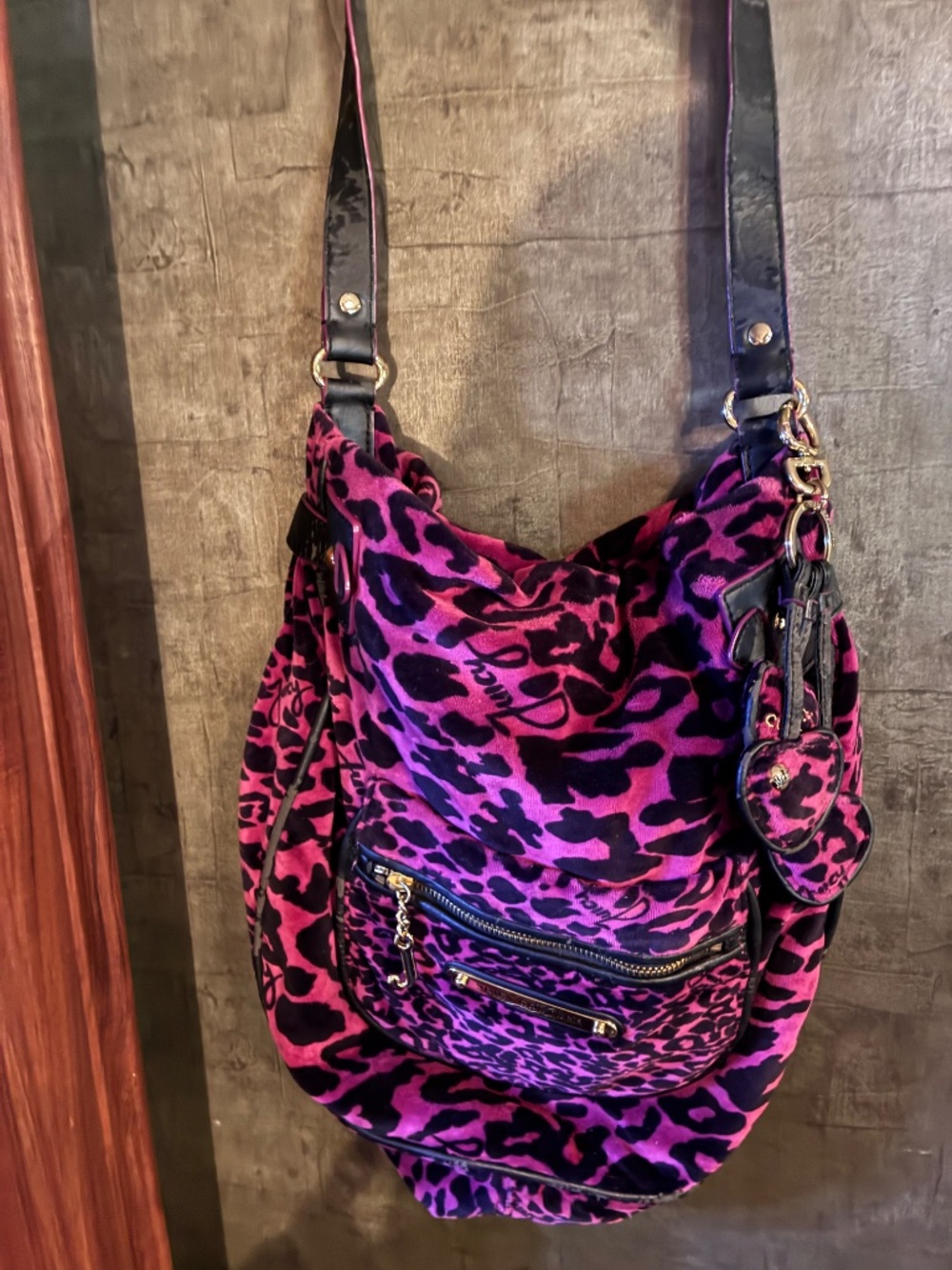 💖🔥 VINTAGE VELOUR JUICY COUTURE PURSE – RARE PLUM LEOPARD PRINT! 🔥💖 - Picture 2 of 9
